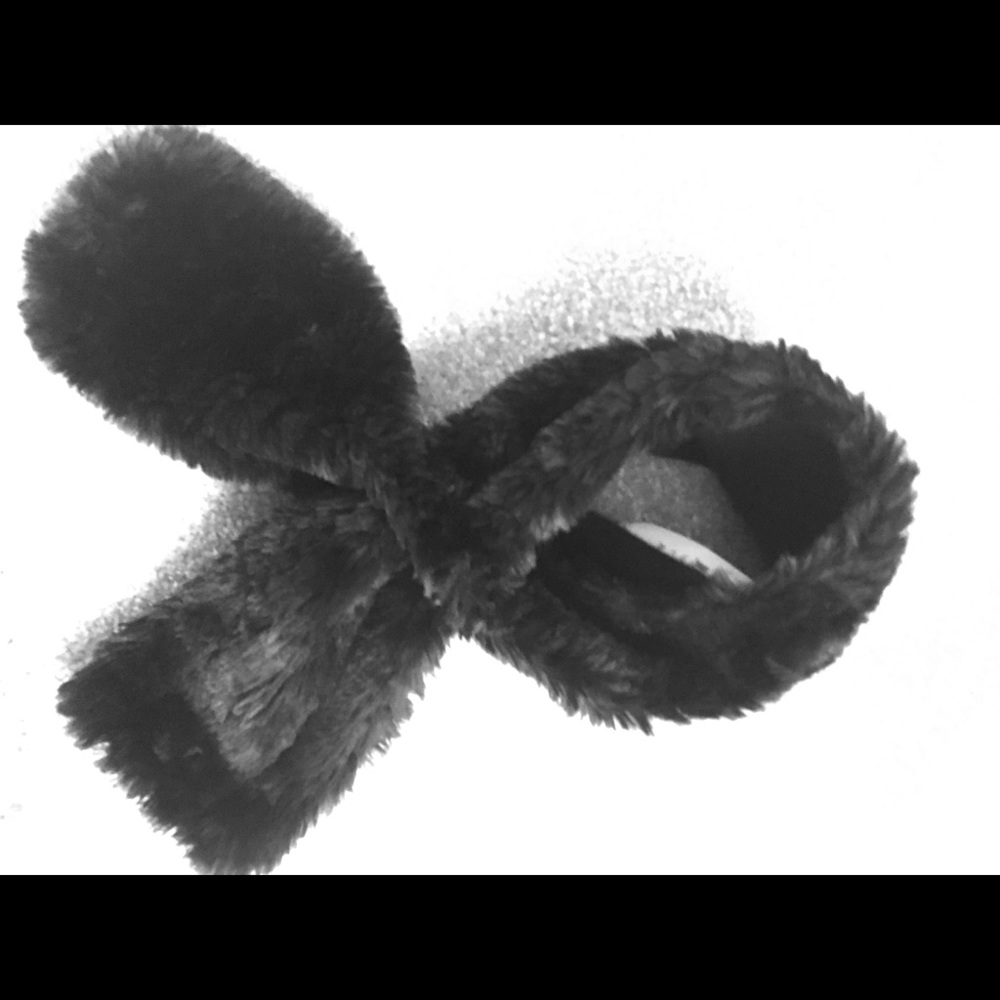 Canadian Faux fur black collar scarf.